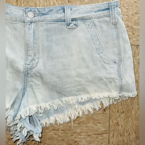 Anthropologie - Pilcro Distressed Denim Shortie Shorts in Light Wash size 32 - Picture 13 of 16